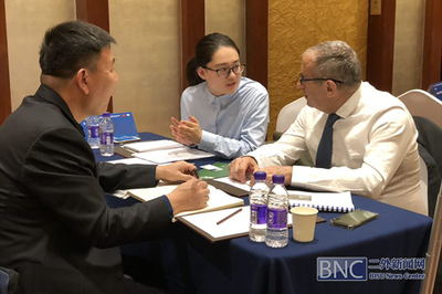 高級翻譯學(xué)院學(xué)生參與科技大會口譯服務(wù)實(shí)踐