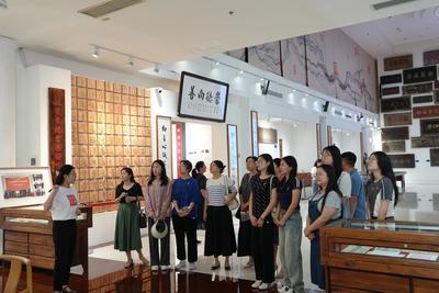 外語學(xué)院與北京崇德堂文化傳播簽訂實(shí)踐教學(xué)基地協(xié)議并授牌